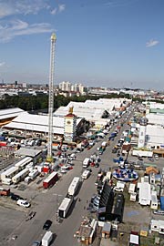 Oktoberfest Aufbau 11.9.2015: Blick vom Riesenrad (©Foto. Marikka-Laila Maisel)